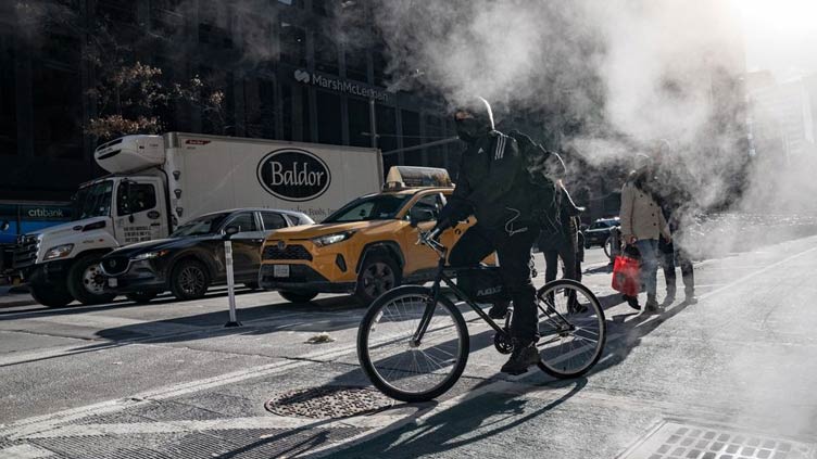 Fearsome blizzard leaves US in deep freeze just before Christmas