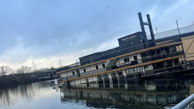 Miller & Carter floating restaurant sinking at Lakeside Shopping Centre