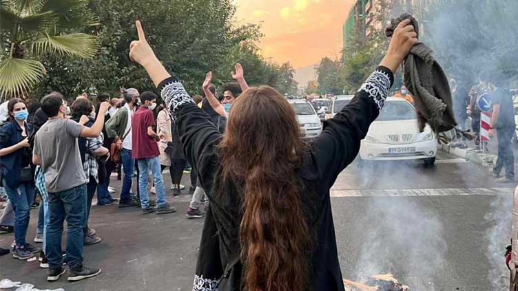  Iran's Guards arrest seven people linked to UK over protests