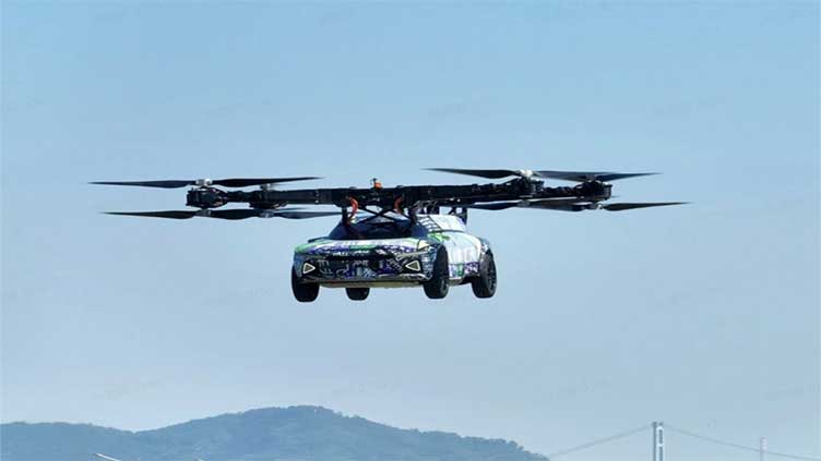 Flying Chinese car flies over traffic