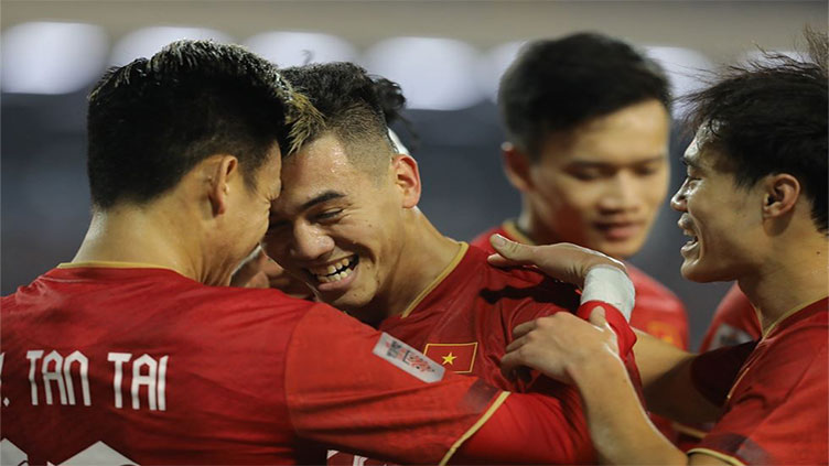 Ten-man Vietnam move into pole position with win over Malaysia