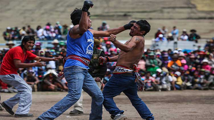 Peru communities settle scores with Christmas ritual fighting