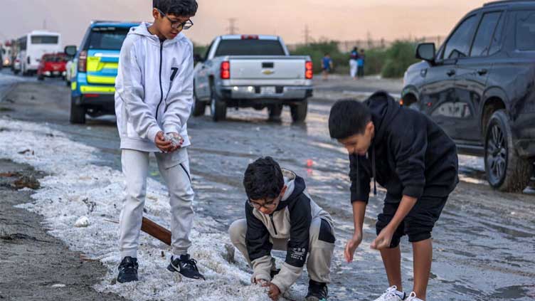  Rare hail brings winter white to desert hotspot Kuwait
