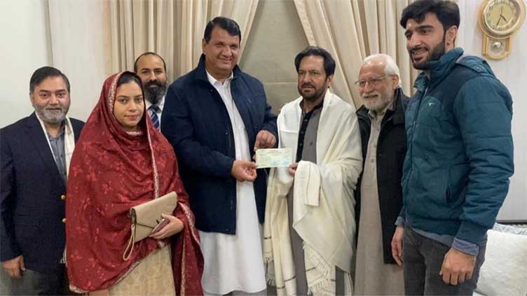 Amir Muqam presents RS10mn cheque to Firdous Jamal