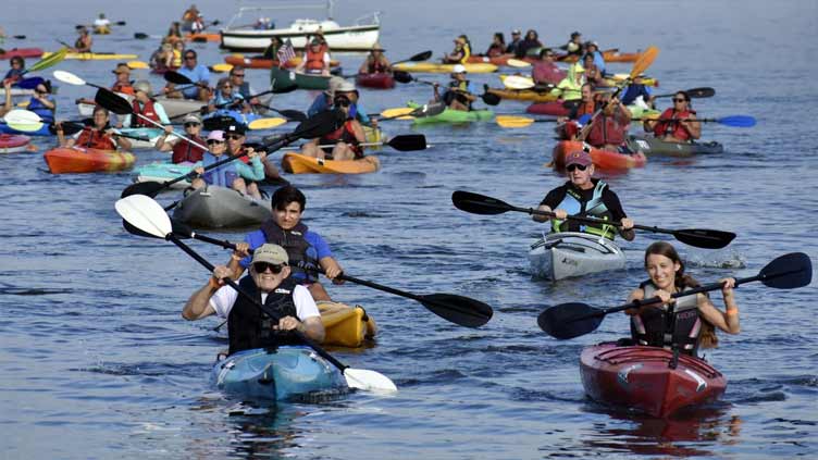 New Jersey kayak parade breaks Guinness World Record