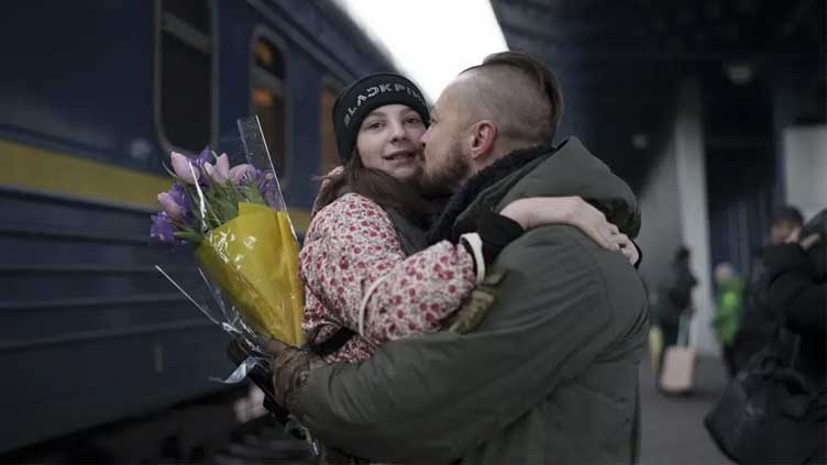  Despite war, some Ukrainian families reunite for New Year
