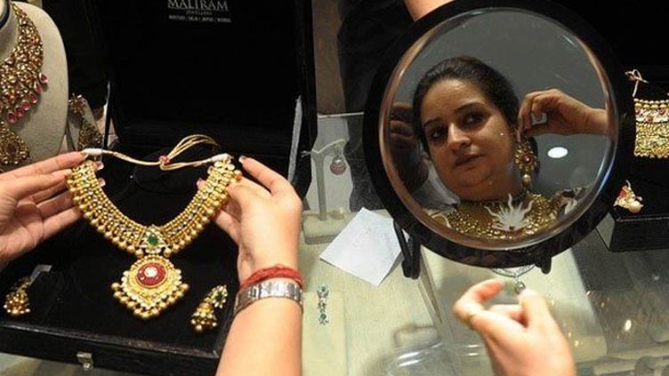 Gold prices remain unchanged at Rs124,200 per tola 