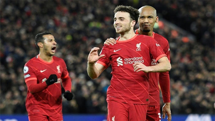 Jota double keeps Liverpool in title hunt, 10-man Arsenal win at Wolves