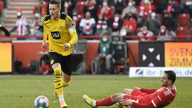 Reus strikes twice as Dortmund trim Bayern's lead
