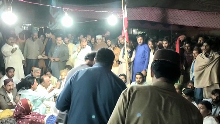 Nawabshah protesters end sit-in after registration of case against 17 accused