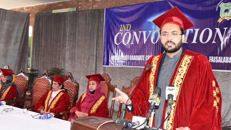 Govt to provide 2.6mln scholarships to bright students: Farrukh