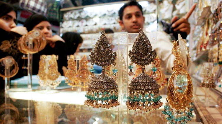 Gold prices plunges Rs 2800 to Rs 127,500 per tola 