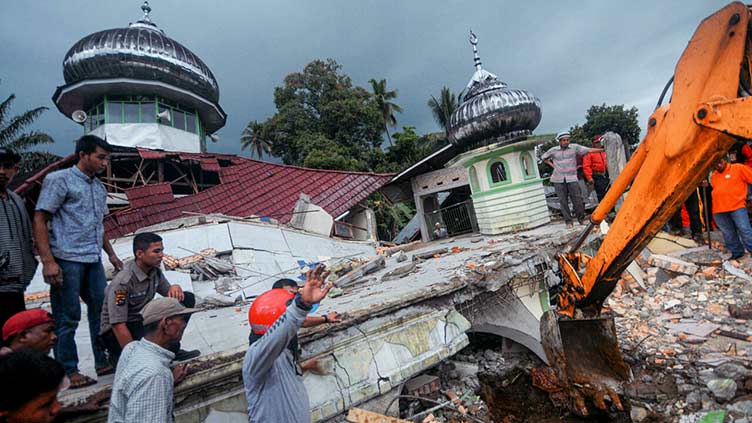 Indonesian rescuers search for survivors after deadly earthquake