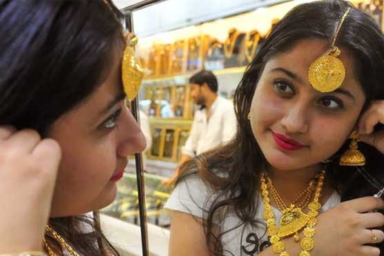 Gold prices up by Rs500 to Rs 127,150 per tola 