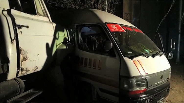 At least 15 injured in trailer, mini-coaster collision in Karachi