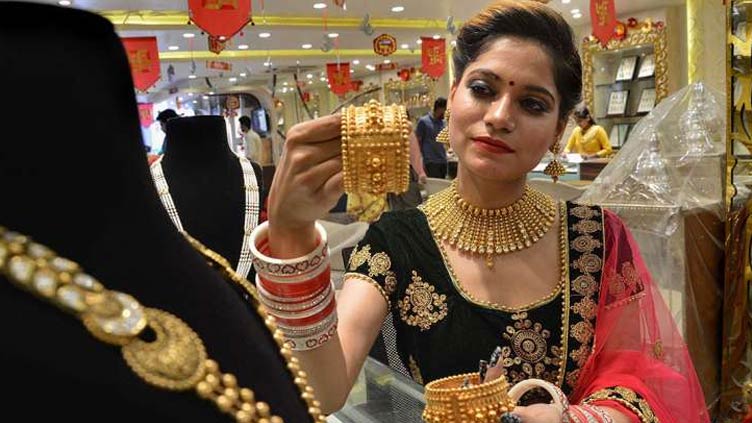 Gold prices decline Rs 850 per tola 