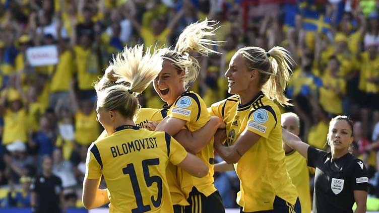 Bennison scores winner for Sweden against illness-hit Swiss