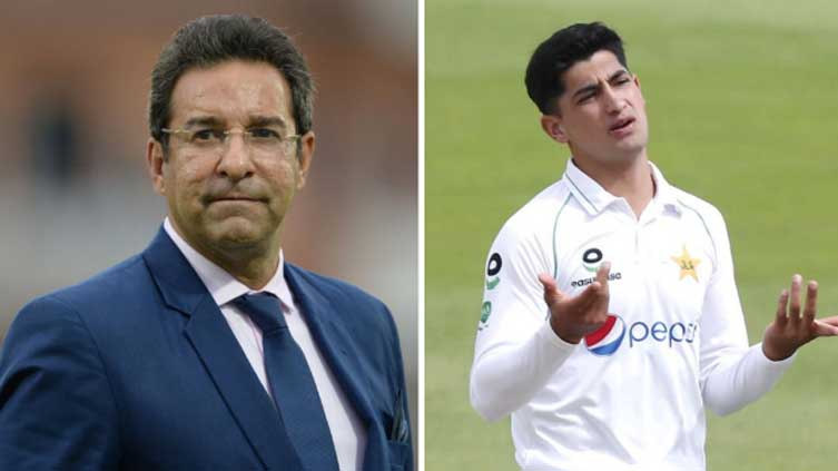 Wasim Akram gives Naseem Shah advice on bowling, he responds