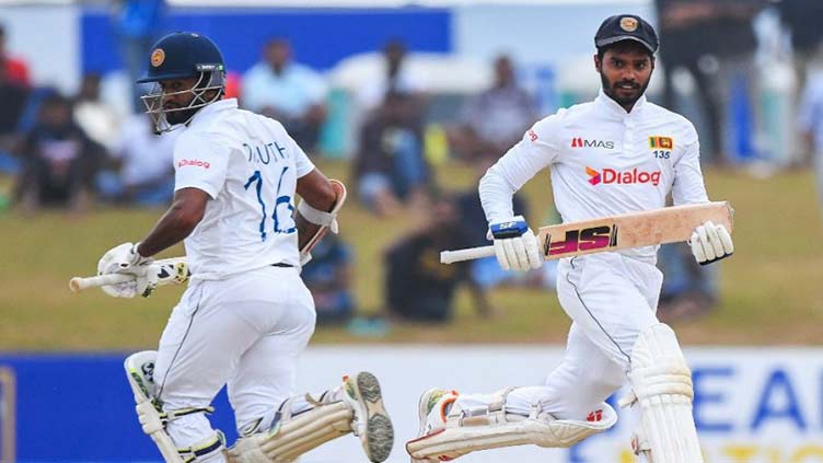 Karunaratne, De Silva take Sri Lanka's lead past 300 in Pakistan Test