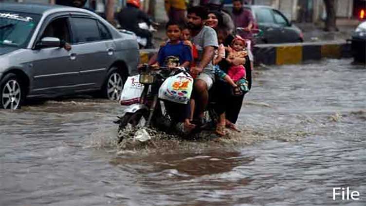 Heavy rain floods streets in different parts of Karachi 