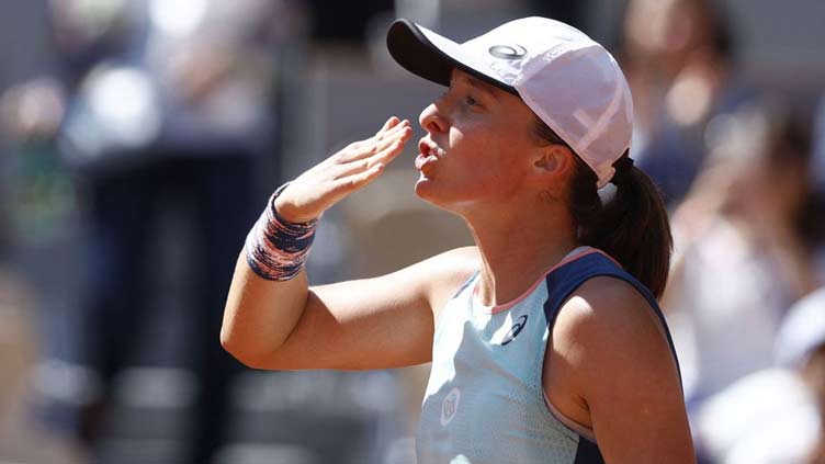 Swiatek shakes off early nerves to reach French Open semi-finals