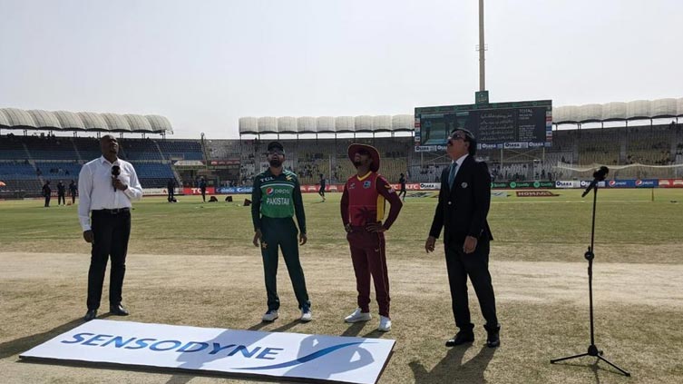 Pakistan win the toss and elect to bat first