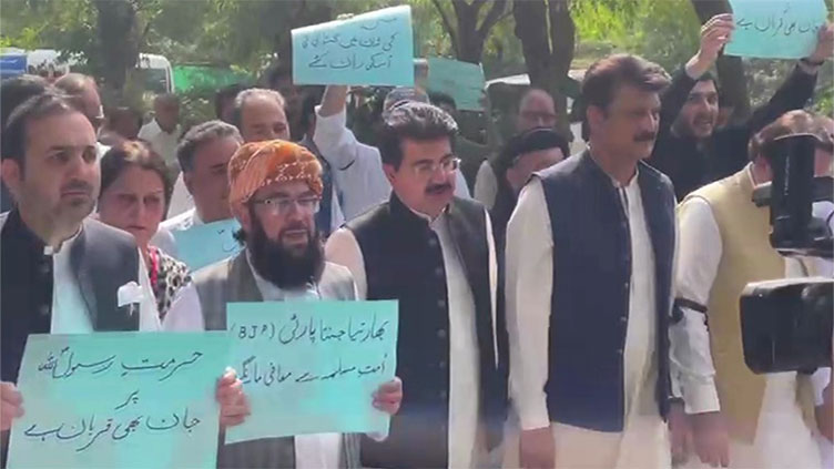Parliamentarians protest against blasphemous remarks outside Indian HC