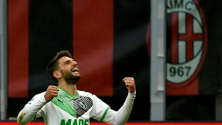 In-form Napoli look for title advantage in Milan showdown