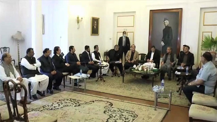 PM Imran meets GDA leadership; discusses political situation