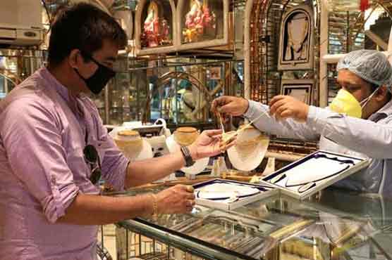 Gold prices decrease Rs200 per tola