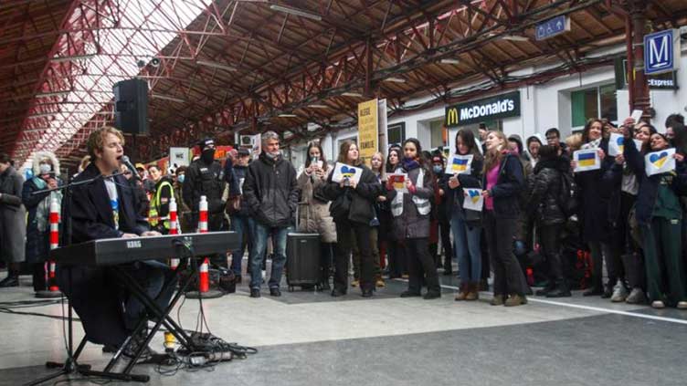 Tom Odell sings for Ukrainian refugees at Romanian station