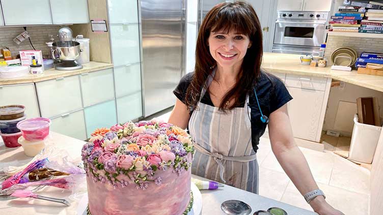 New York pianist blossoms into a baker of lifelike bouquets