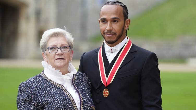 F1 star Hamilton to change name to honour mother