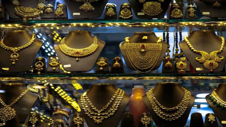 Gold prices rise Rs1200 to Rs 130,150 per tola 