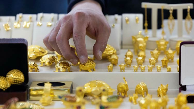 Gold prices decrease Rs 50 per tola