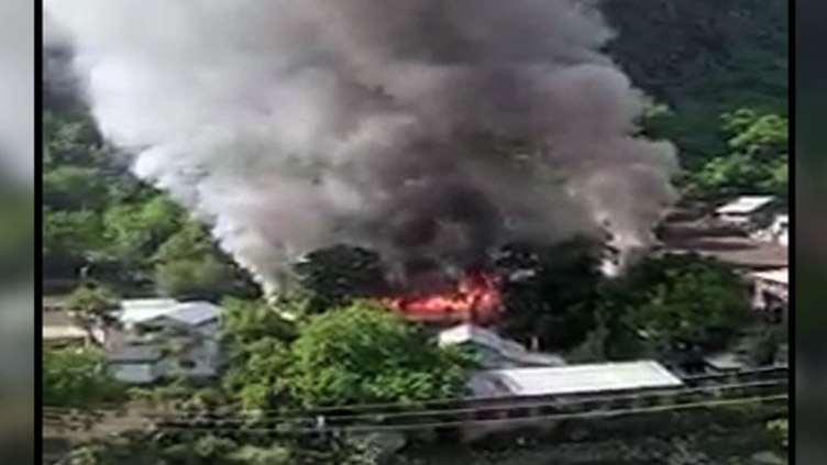 Fire engulfs three houses in Neelum Valley