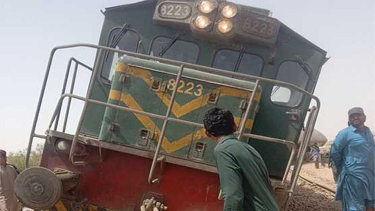 Rehman Baba Express derails near Hyderabad - Pakistan - Dunya News