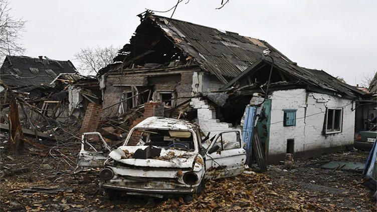 Russian soldiers enter Kherson homes, dig in for urban war