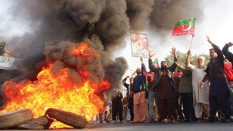 PTI protestors block Islamabad's entry-exit points