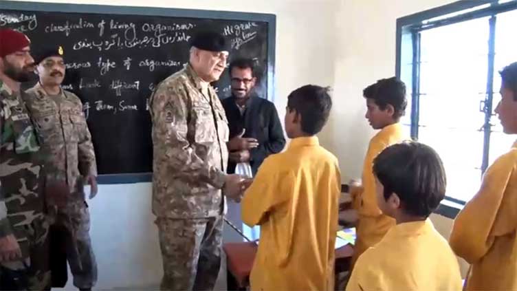     COAS visits Lasbella, opens a prefabricated village in Laal Gul Goth