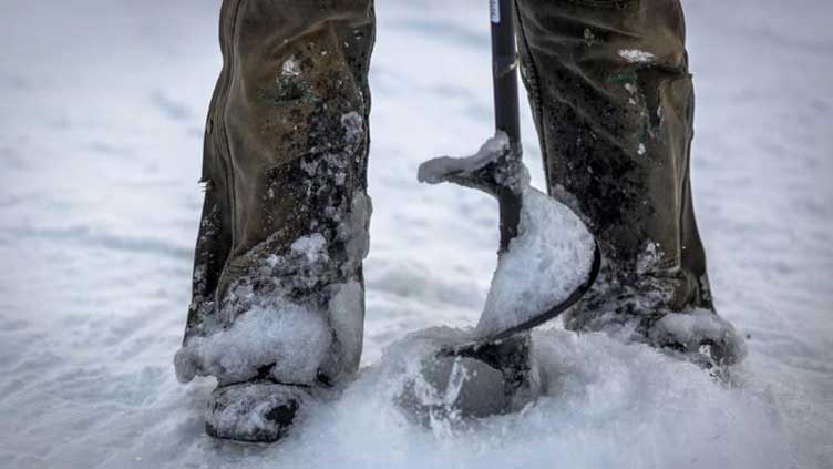 200 fishermen rescued from drifting ice in US lake
