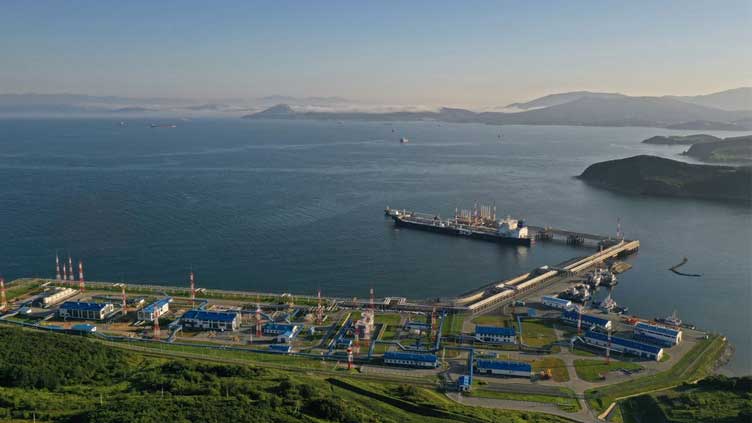  How much crude oil does the EU still import from Russia?