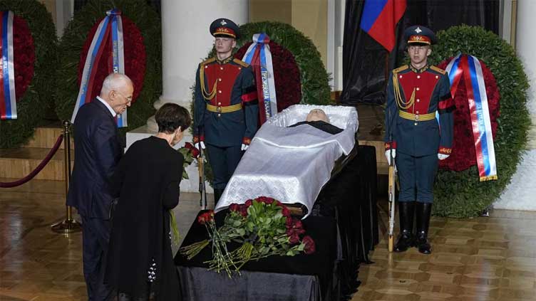  Thousands line up to say farewell to Gorbachev; Putin absent