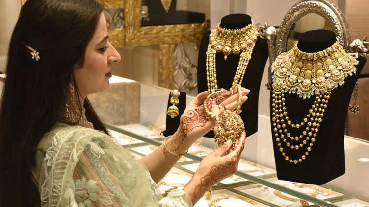 Gold price up by Rs500 per tola