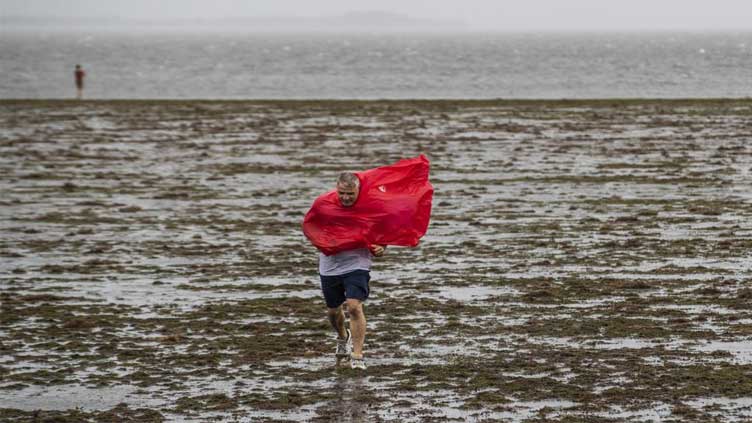  People trapped, 2.5M without power as Ian drenches Florida