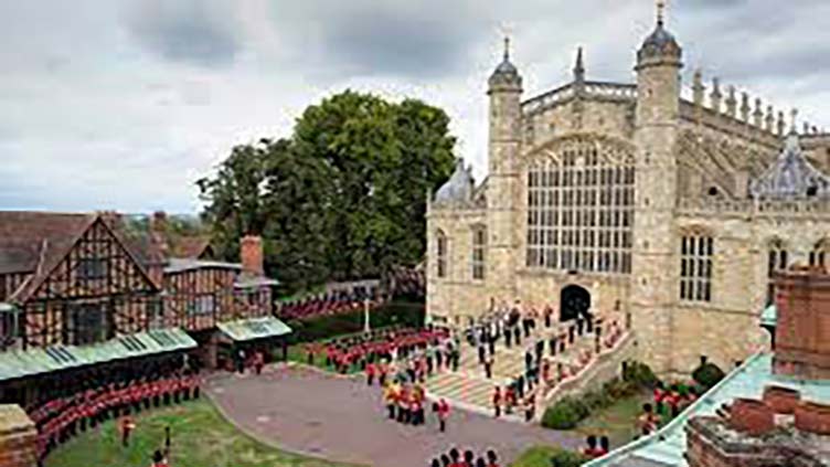 Crowds build for reopening of Windsor Castle