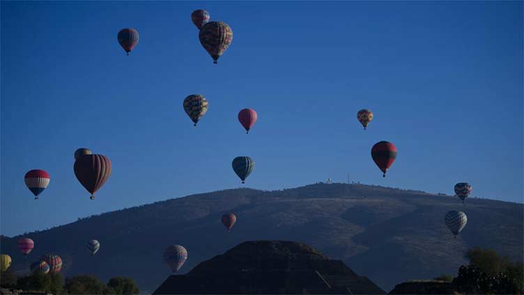 Two die after hot-air balloon catches fire in Mexico