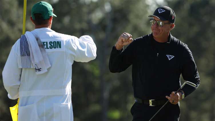 Mickelson defies expectations with Masters 65