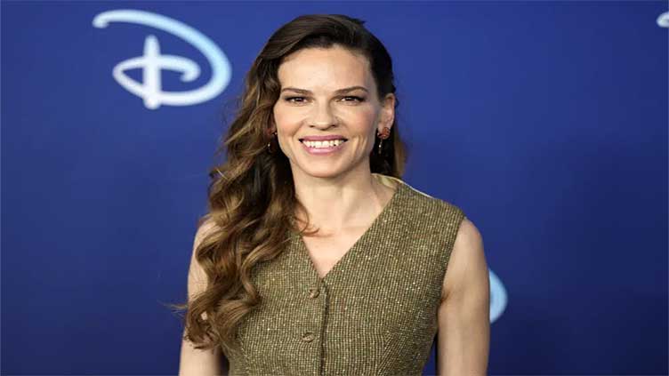 Hilary Swank gives birth to twins, shares first photo