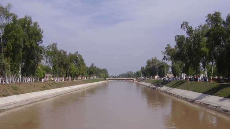 Man, along with infant, jumps into canal over petty issue